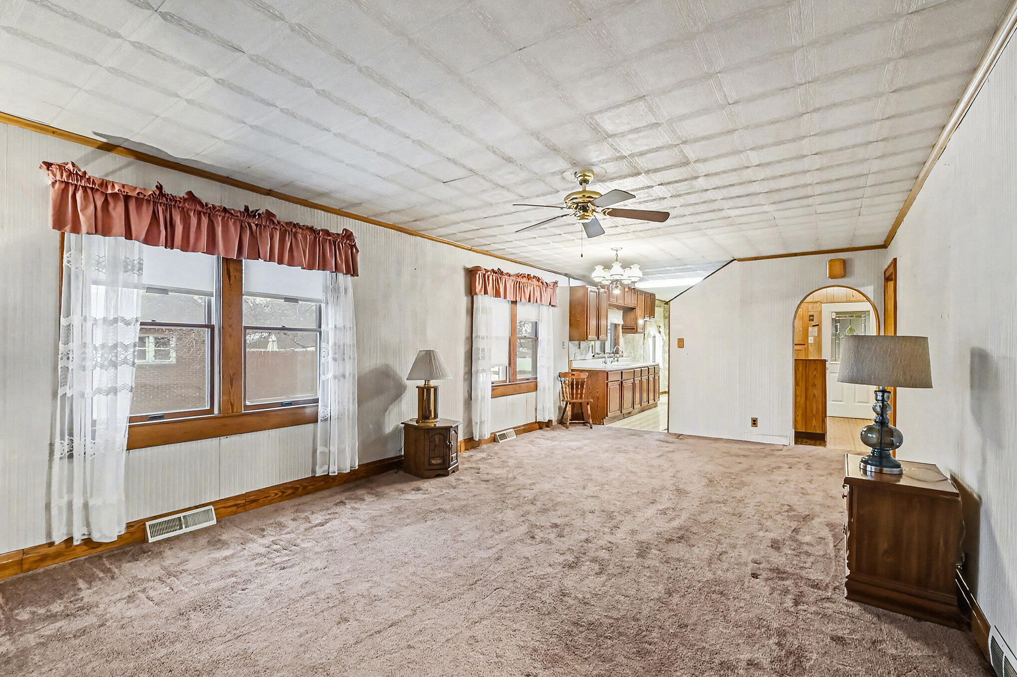 735 Royal Drive Jackson, MI 49202 - Photo 14 of 23 Living room