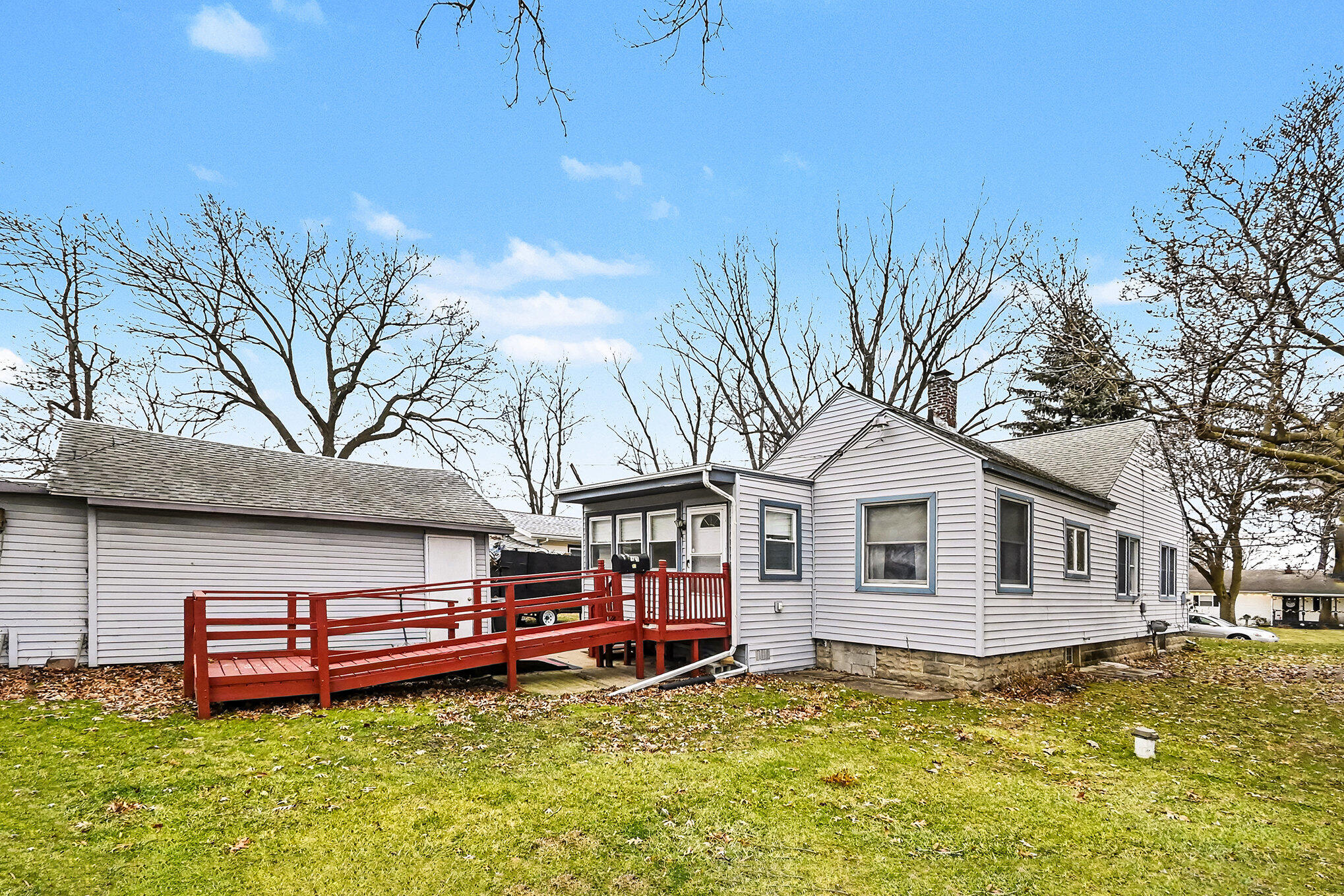 735 Royal Drive Jackson, MI 49202 - Photo 20 of 23 Back/side yard