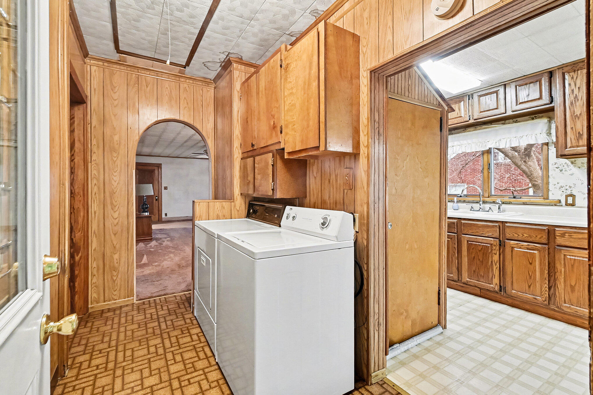 735 Royal Drive Jackson, MI 49202 - Photo 9 of 23 Laundry