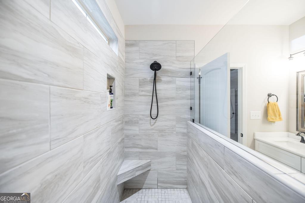 111 Fieldview Lane Kathleen, GA 31047 - Photo 20 of 36 a bathroom with a shower