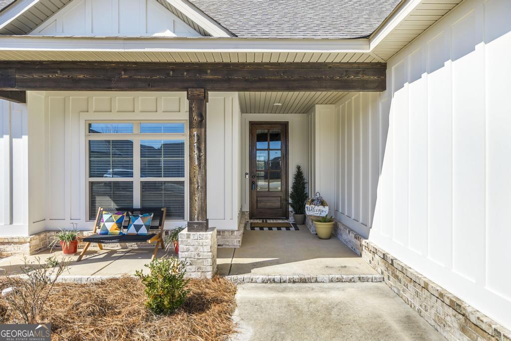 111 Fieldview Lane Kathleen, GA 31047 - Photo 3 of 36 a living room with a couch and a potted plant