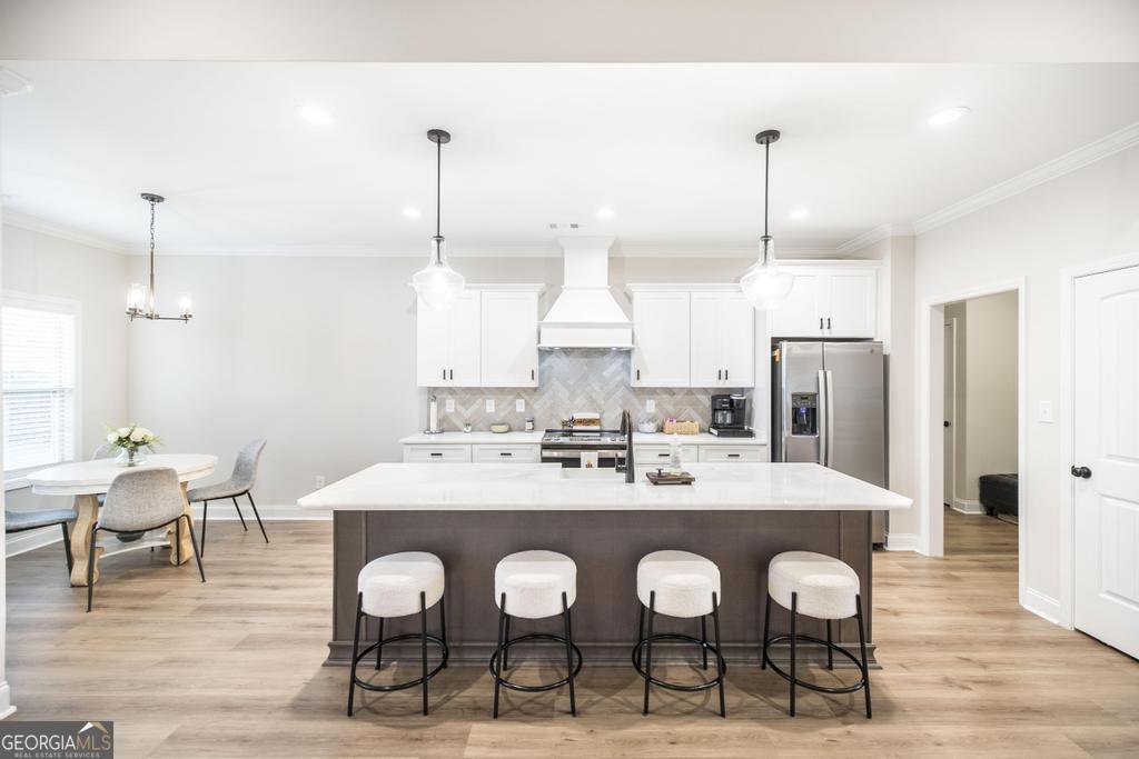 111 Fieldview Lane Kathleen, GA 31047 - Photo 9 of 36 a kitchen with a dining table chairs and refrigerator
