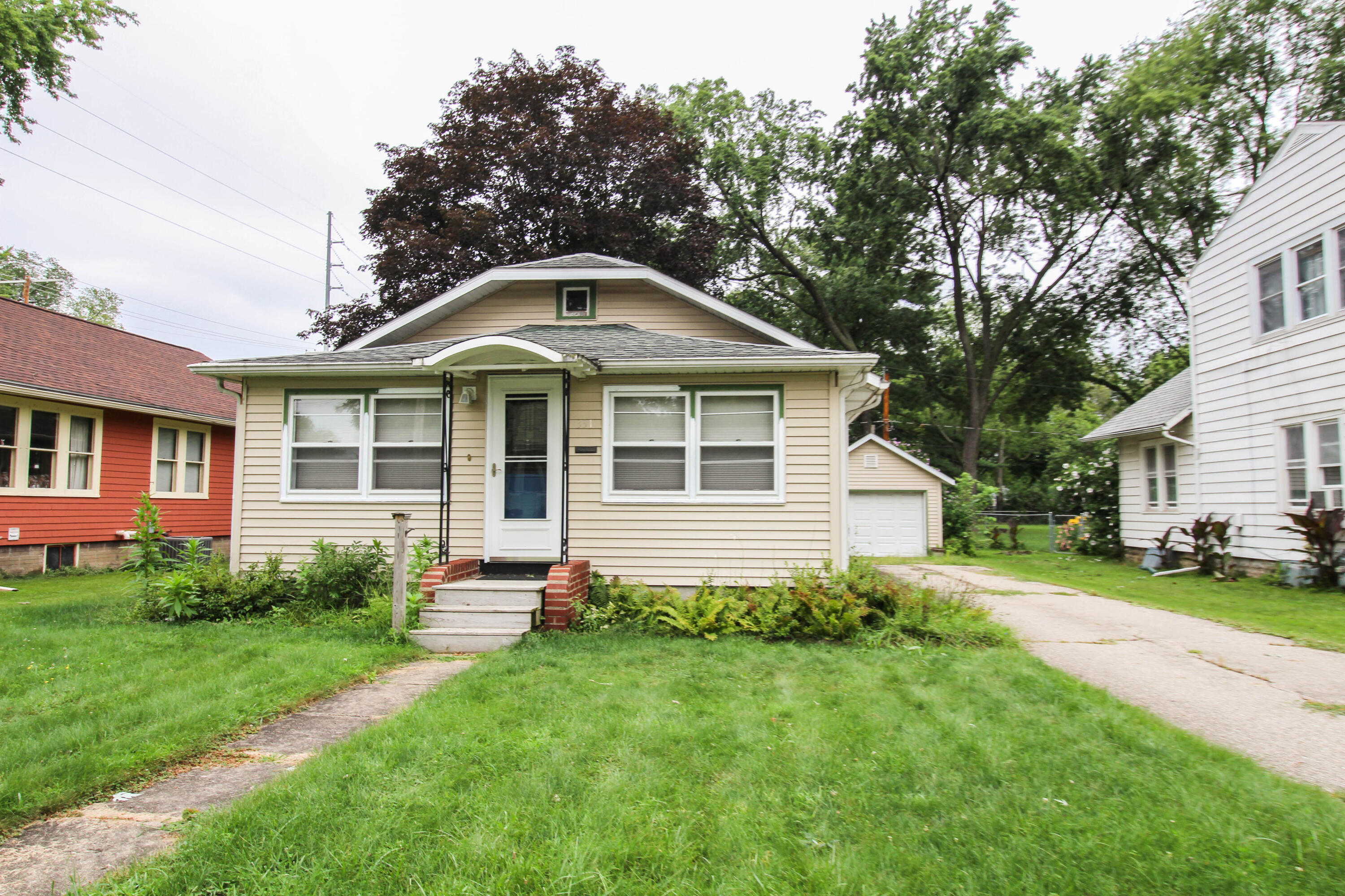331 South Lincoln Avenue Three Rivers, MI 49093 - Photo 2 of 17 Linda (2 of 17)