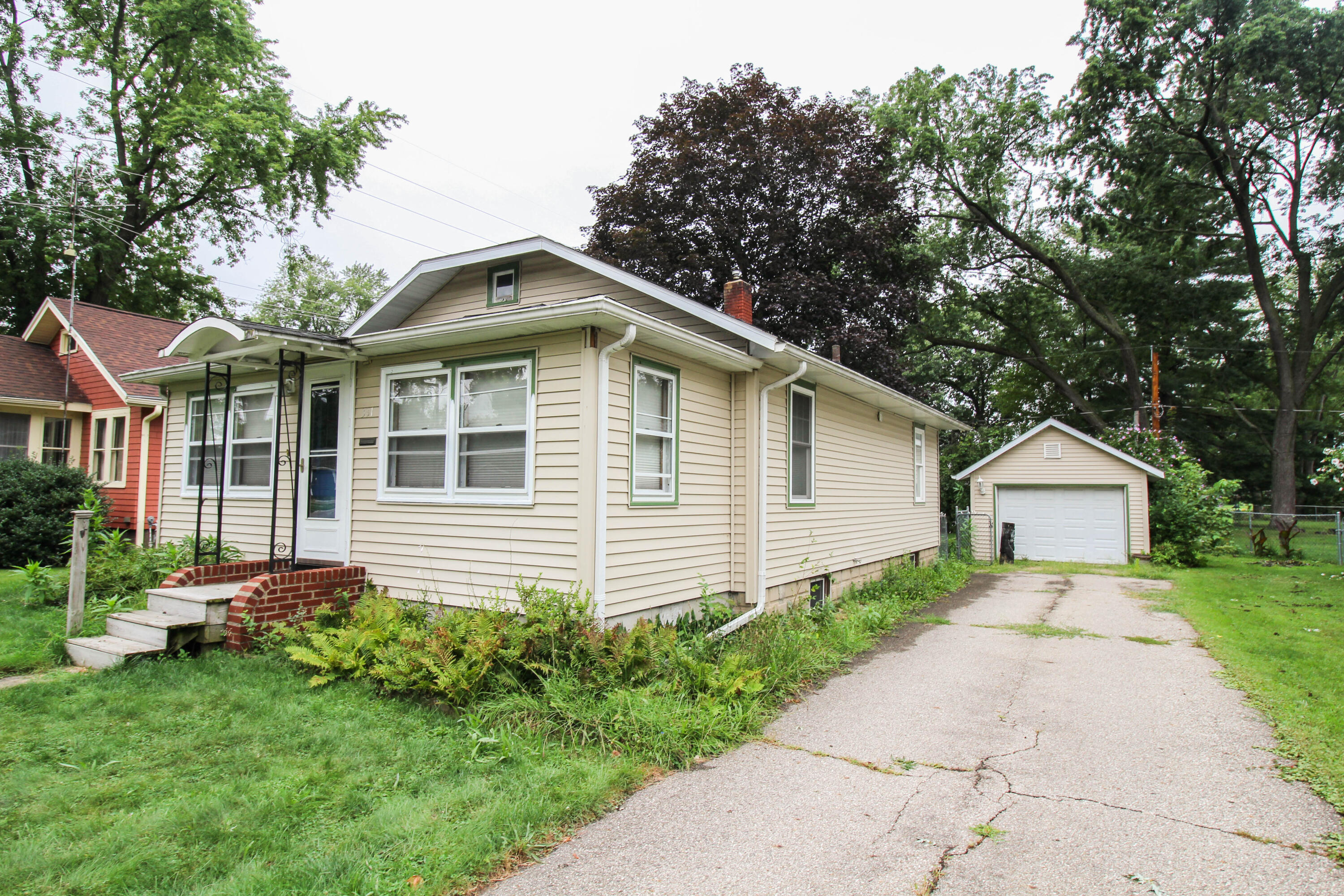 331 South Lincoln Avenue Three Rivers, MI 49093 - Photo 3 of 17 Linda (3 of 17)