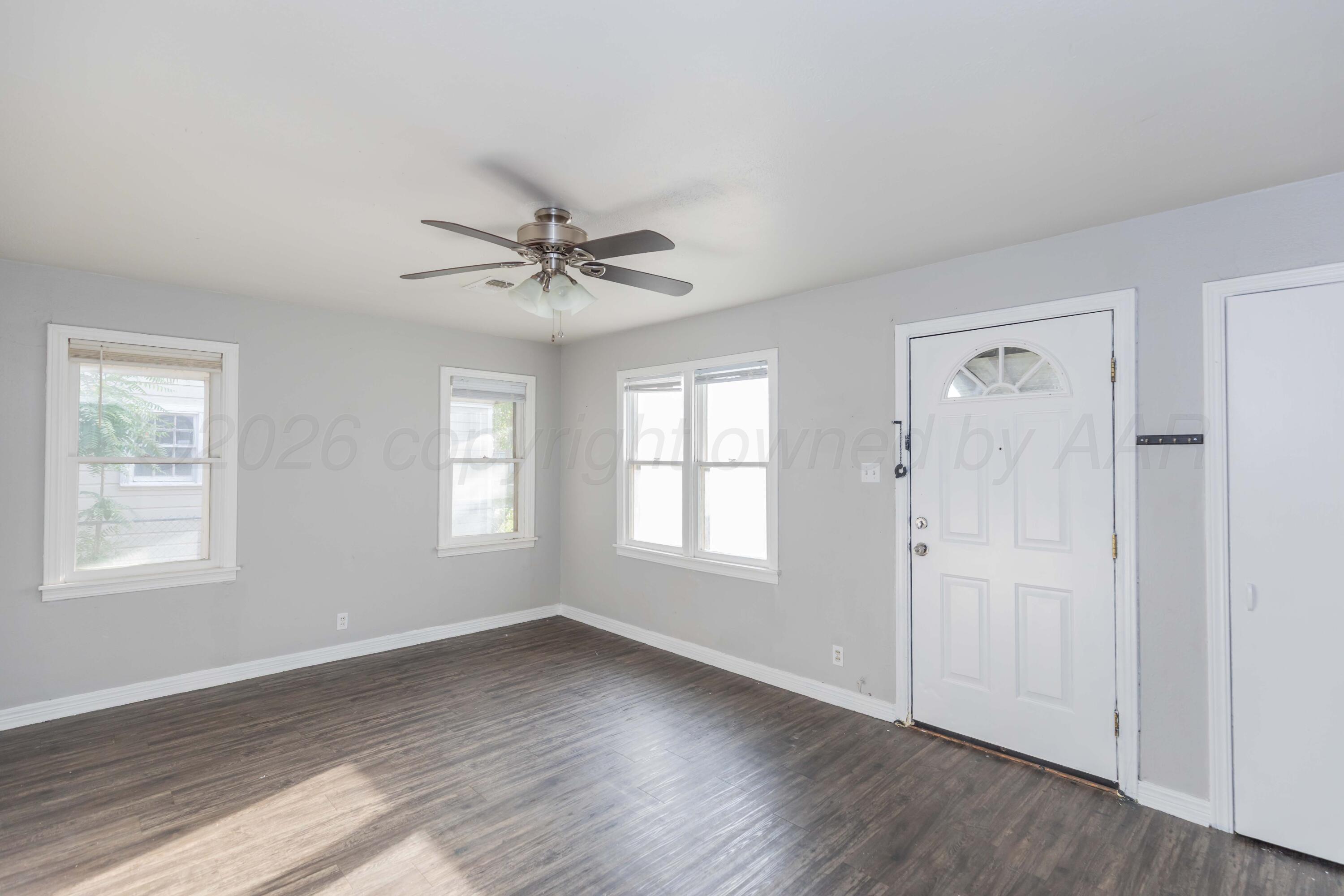 4110 South Lipscomb Street Amarillo, TX 79110 - Photo 4 of 38 LIVING ROOM VIEW 2