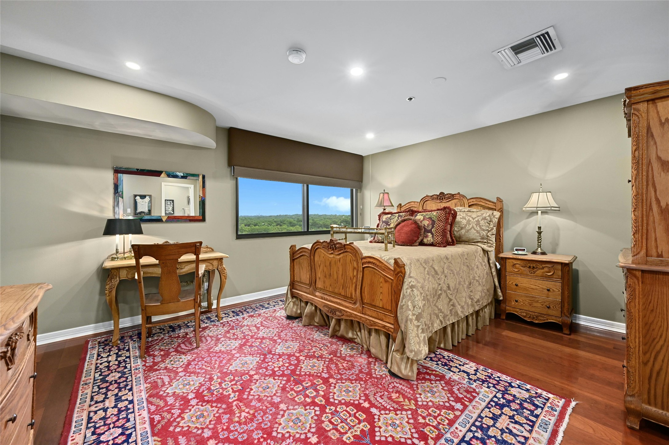 40 North Interstate Highway 35, Unit 8C1 Austin, TX 78701 - Photo 11 of 36 The second bedroom features a picturesque window with a view of the lake, a convenient walk-in closet, and an adjoining bath for added comfort and privacy. Additionally, all bedrooms have sizable closets, ensuring ample storage space for your belongings.