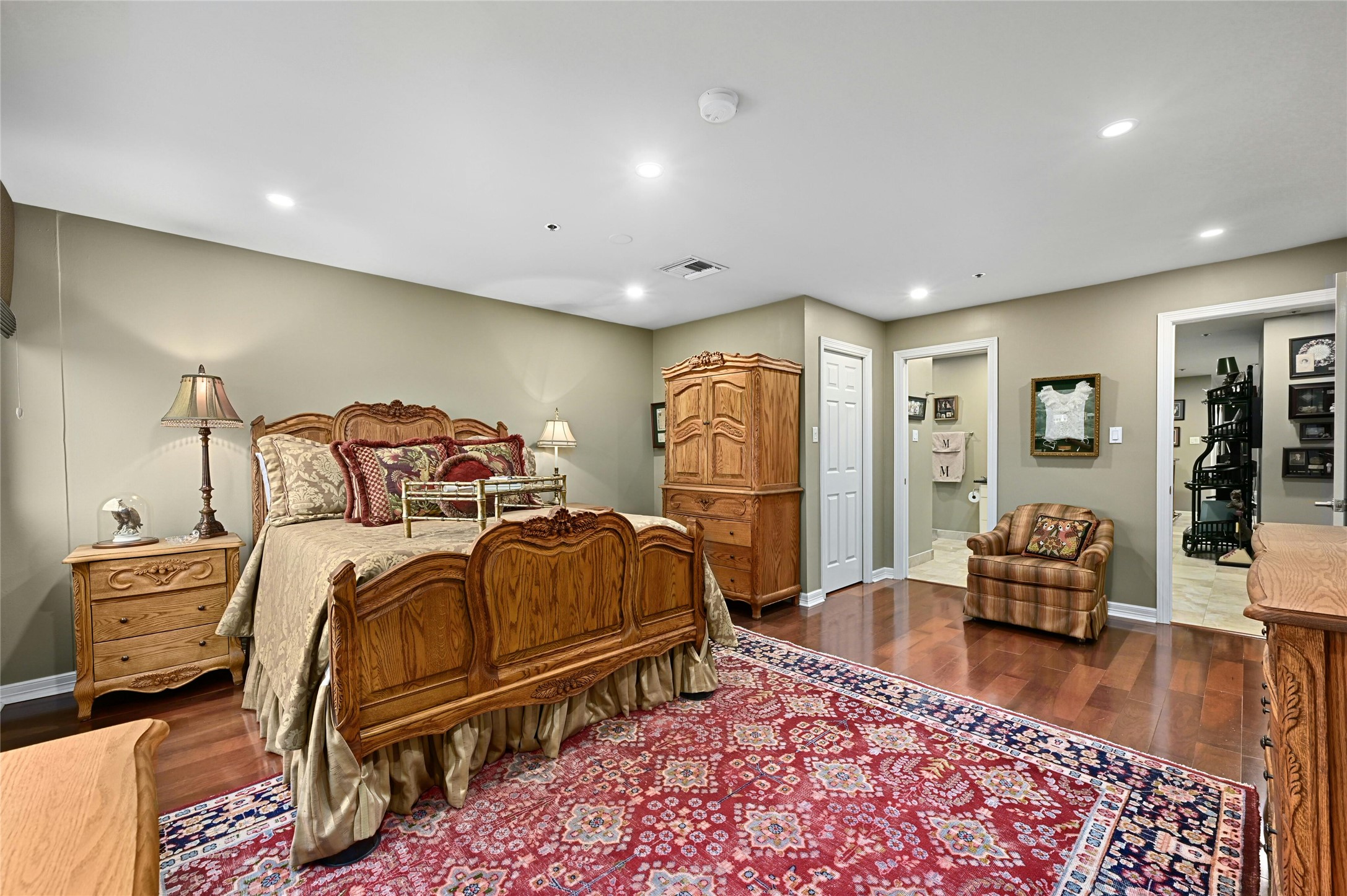 40 North Interstate Highway 35, Unit 8C1 Austin, TX 78701 - Photo 13 of 36 The second bedroom features a picturesque window with a view of the lake, a convenient walk-in closet, and an adjoining bath for added comfort and privacy. Additionally, all bedrooms have sizable closets, ensuring ample storage space for your belongings.