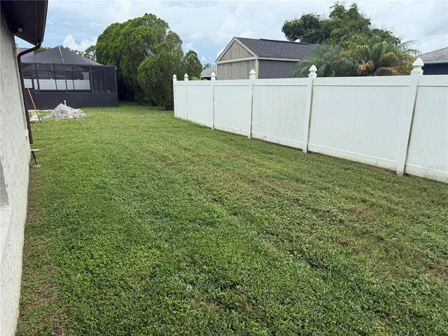 a view of a backyard