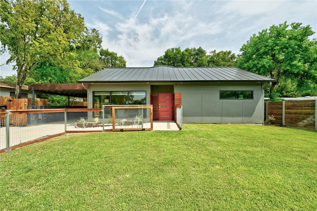 a view of a house with backyard porch and garden