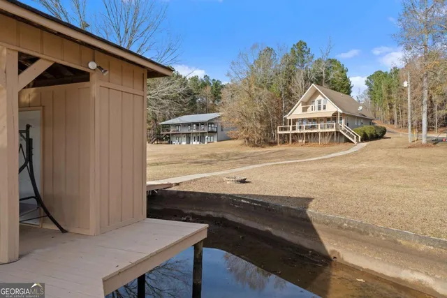 a view of a house with backyard
