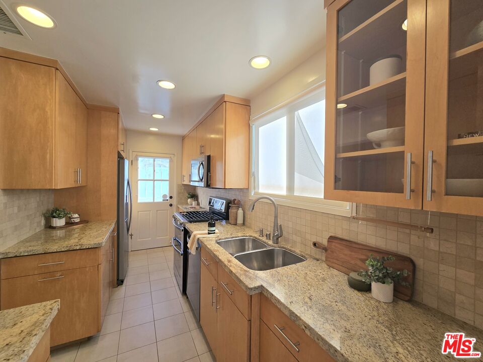 2520 Midvale Avenue Los Angeles, CA 90064 - Photo 11 of 25 a kitchen that has a sink and a stove in it