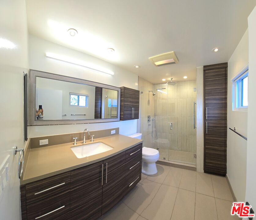 2520 Midvale Avenue Los Angeles, CA 90064 - Photo 15 of 25 a bathroom with a double vanity sink toilet mirror and bathtub