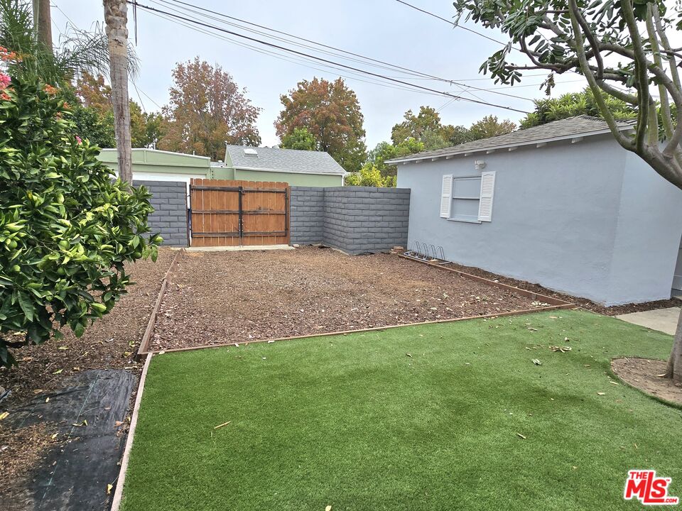 2520 Midvale Avenue Los Angeles, CA 90064 - Photo 22 of 25 a backyard of a house with plants and large tree