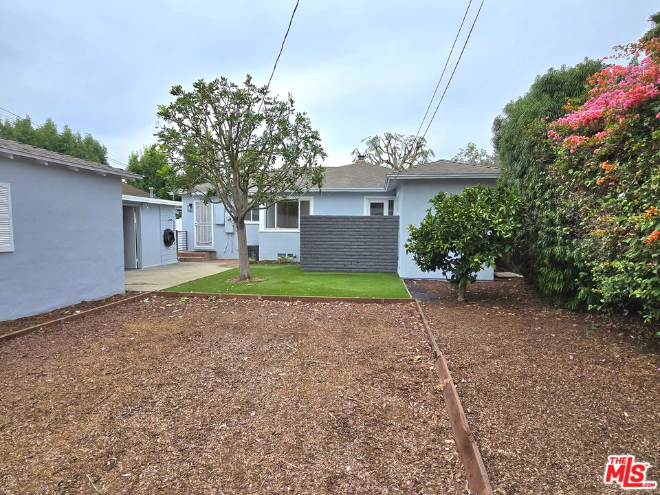 2520 Midvale Avenue Los Angeles, CA 90064 - Photo 23 of 25 a house with a yard