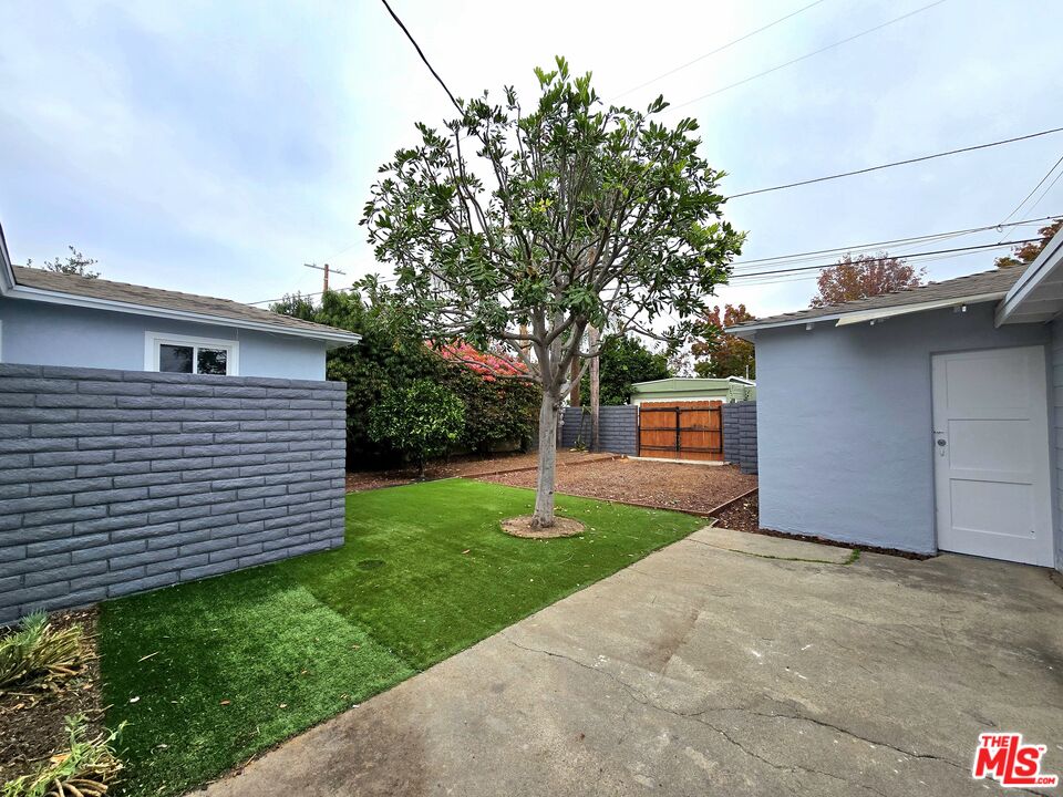 2520 Midvale Avenue Los Angeles, CA 90064 - Photo 24 of 25 a view of a backyard with a garden