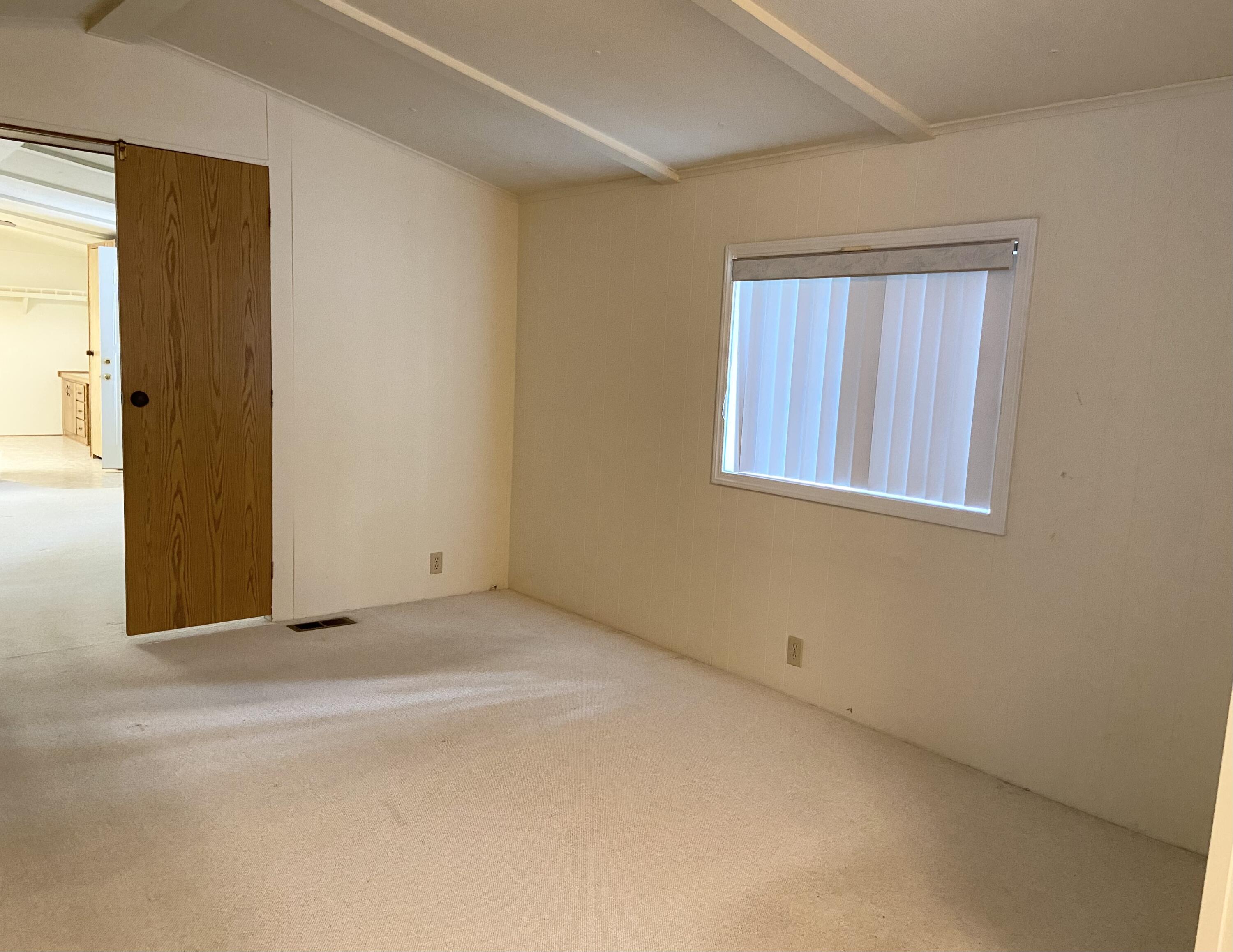 52731 Huntington Road, Unit 33 La Pine, OR 97739 - Photo 9 of 18 Primary bedroom
