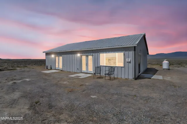 a view of a house with backyard and a yard