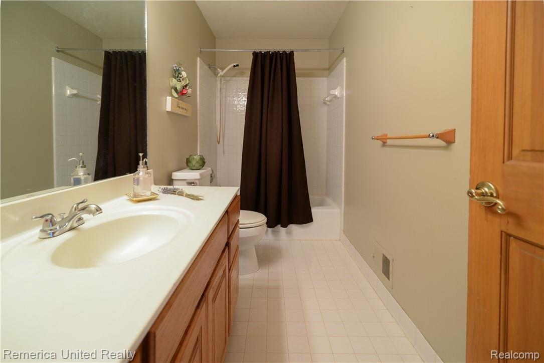 8830 South Rushton Road South Lyon, MI 48178 - Photo 27 of 48 DSC_3518.jpg