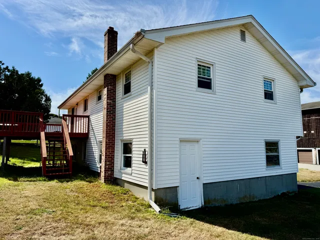 a view of a house with backyard