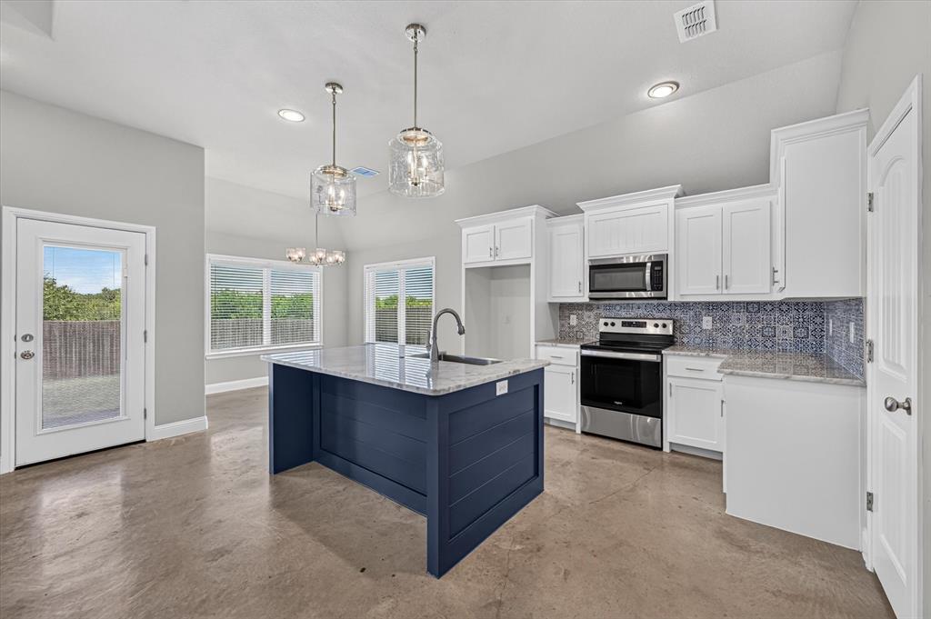 218 Rees Avenue Godley, TX 76044 - Photo 4 of 28