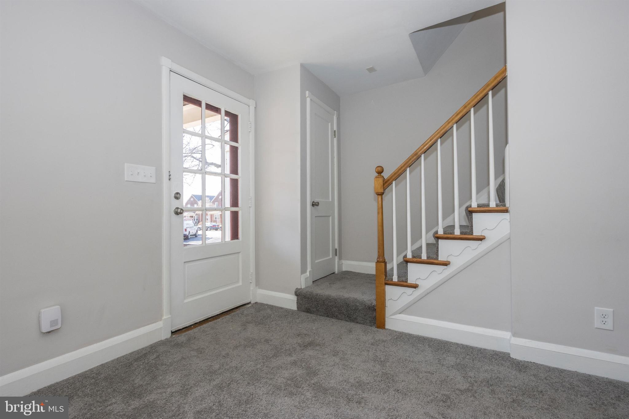 222 Westshire Road Baltimore, MD 21229 - Photo 3 of 49 LIVING ROOM