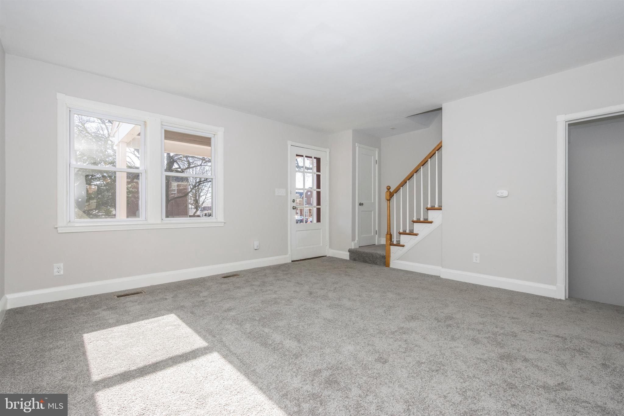 222 Westshire Road Baltimore, MD 21229 - Photo 5 of 49 LIVING ROOM