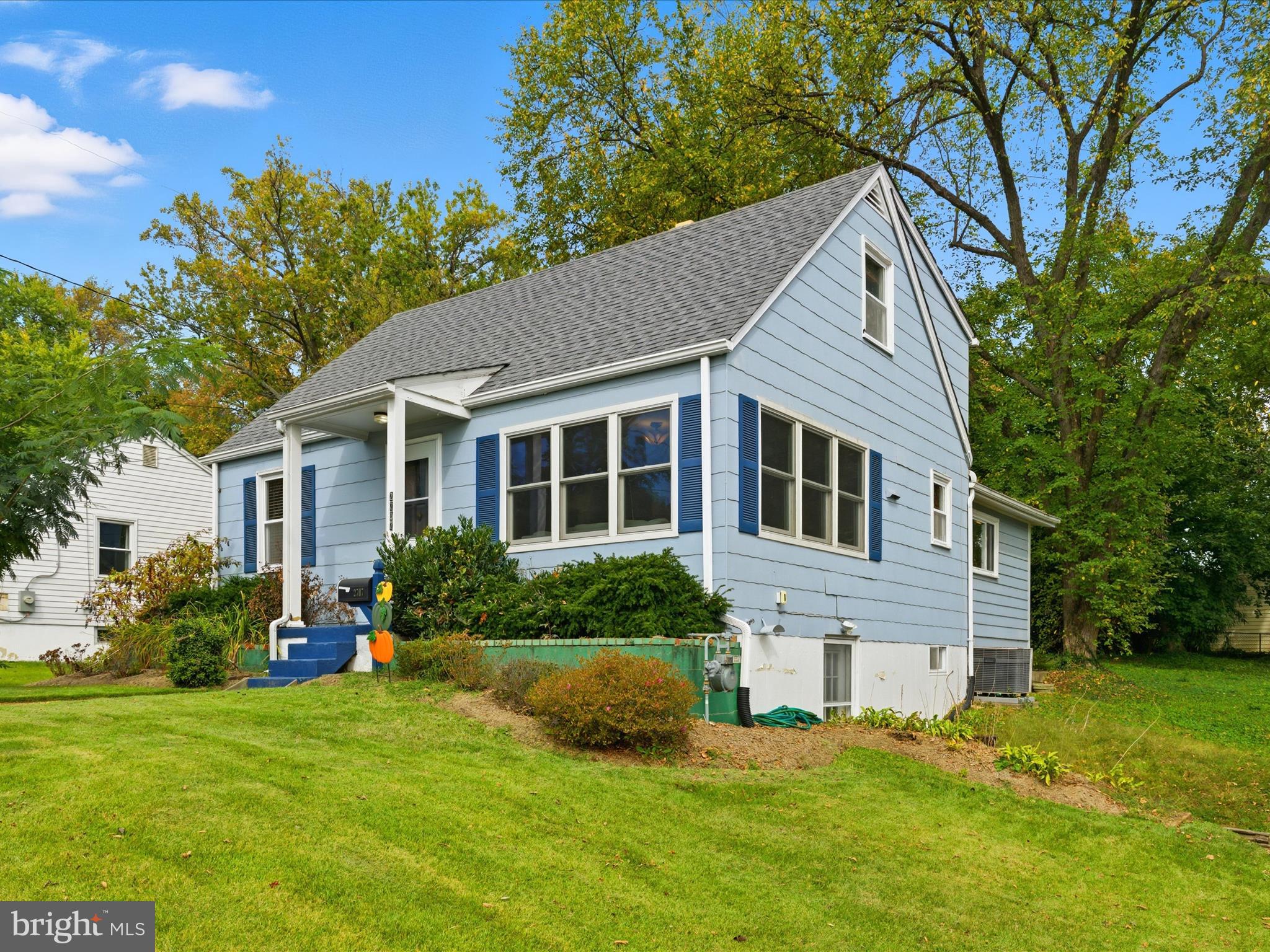 2707 Lindell Street Silver Spring, MD 20902 - Photo 3 of 51 a front view of house with yard and green space