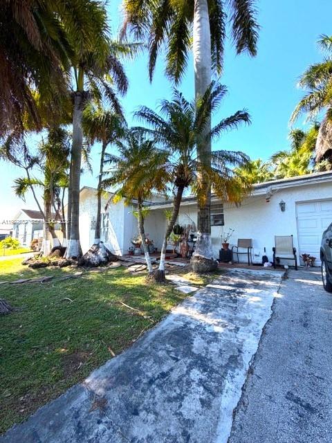 13041 Southwest 260th Terrace Homestead, FL 33032 - Photo 10 of 46 a view of a house with swimming pool and sitting area