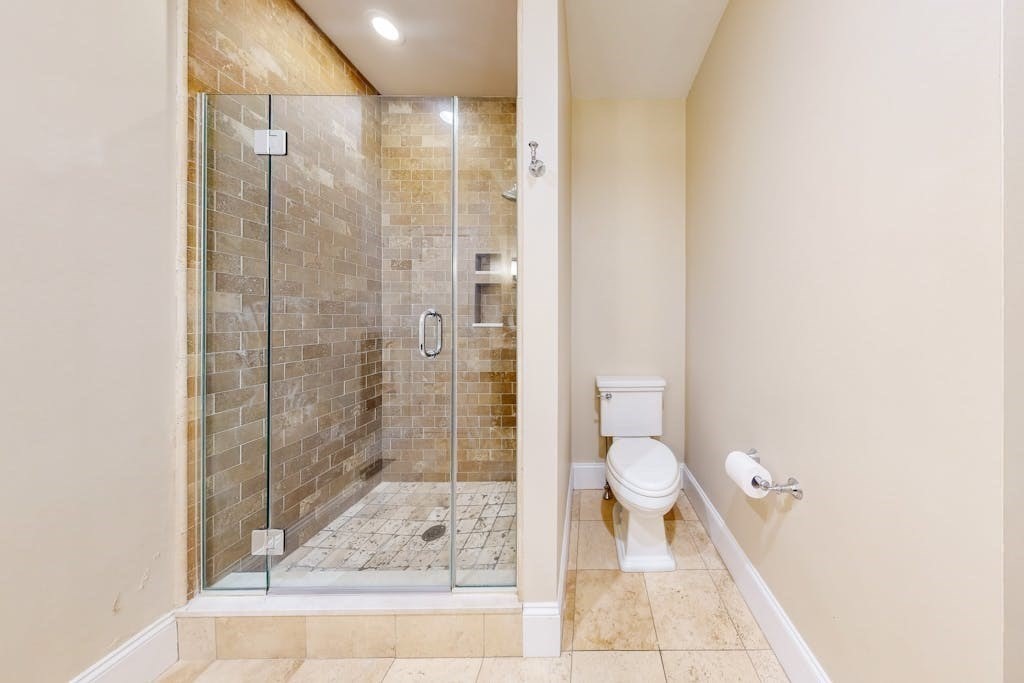 31 Sunset Ridge Lane, Unit 31 Bolton, MA 01740 - Photo 14 of 25 a bathroom with a shower and toilet