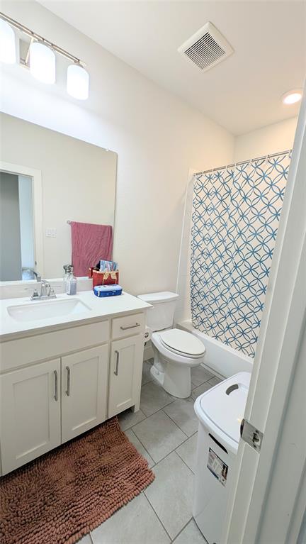 8933 Frostweed Road Frisco, TX 75035 - Photo 25 of 36 a bathroom with a toilet a sink and a mirror