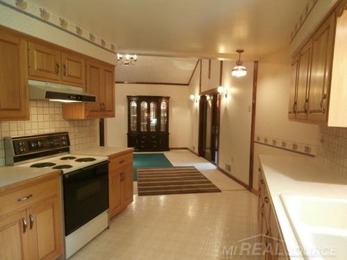 965 North Hintz Road Owosso, MI 48867 - Photo 10 of 33 31261549-9.JPG