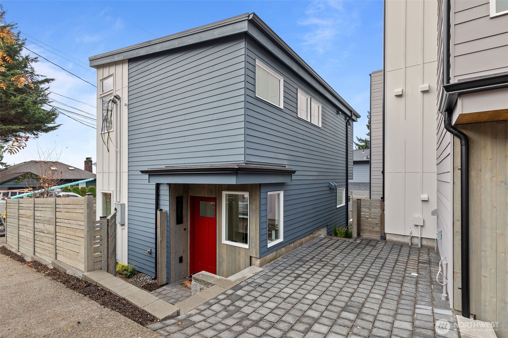 a view of a house with backyard and trees