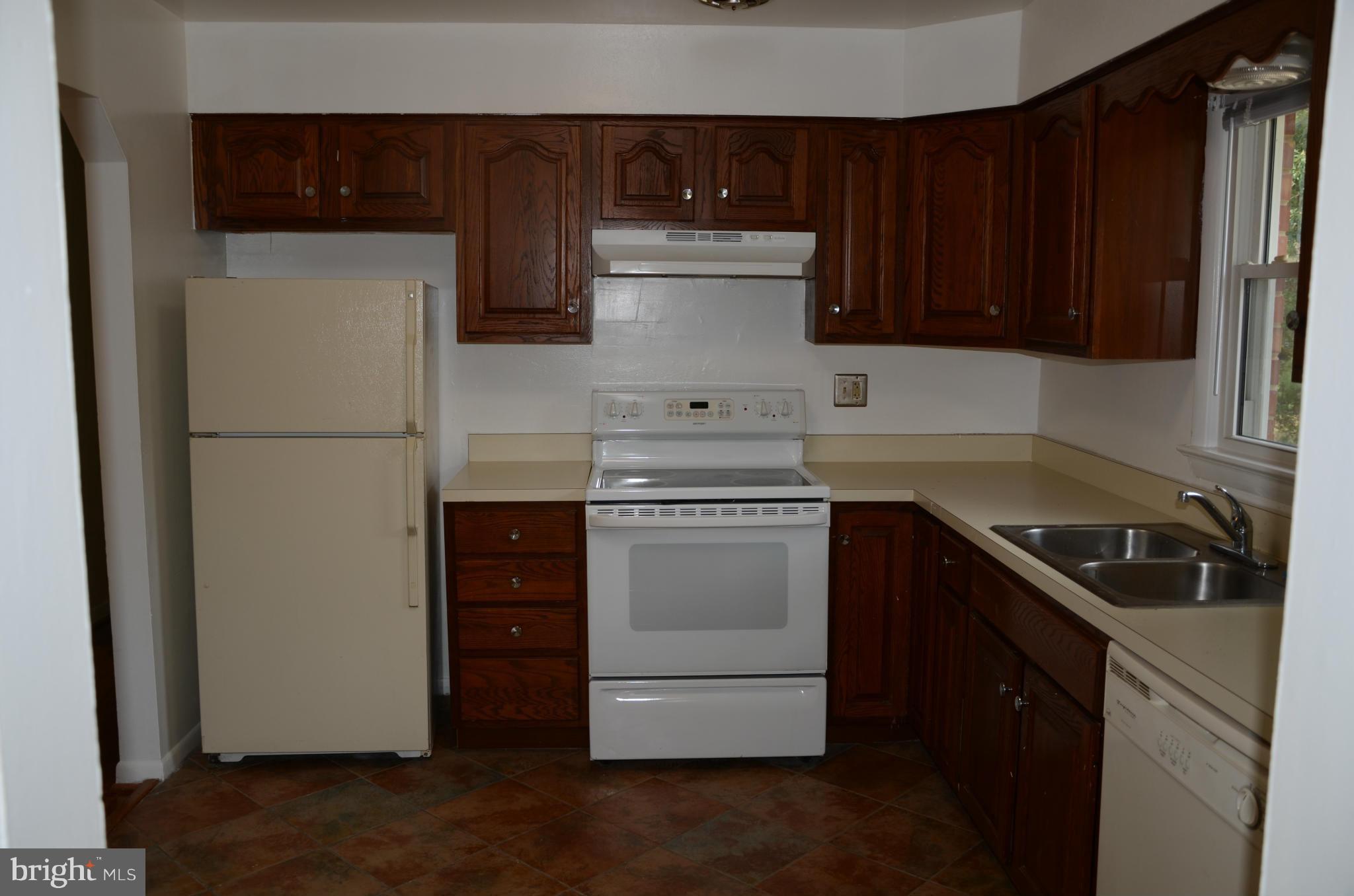3206 Dalewood Road Fort Washington, MD 20744 - Photo 4 of 18 a kitchen with a sink and a refrigerator