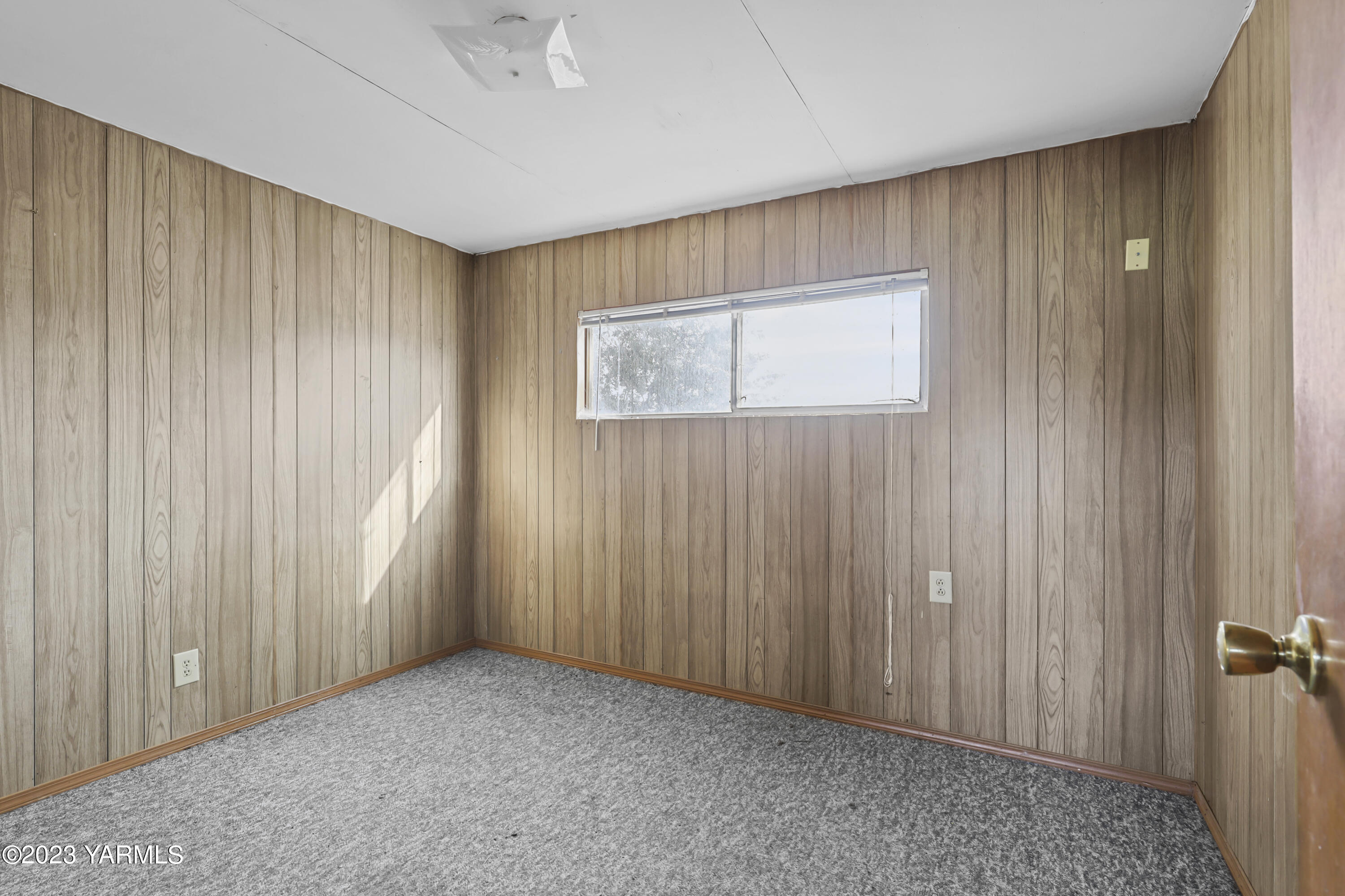 651 South Rivard Road Moxee, WA 98936 - Photo 7 of 18 an empty room with windows
