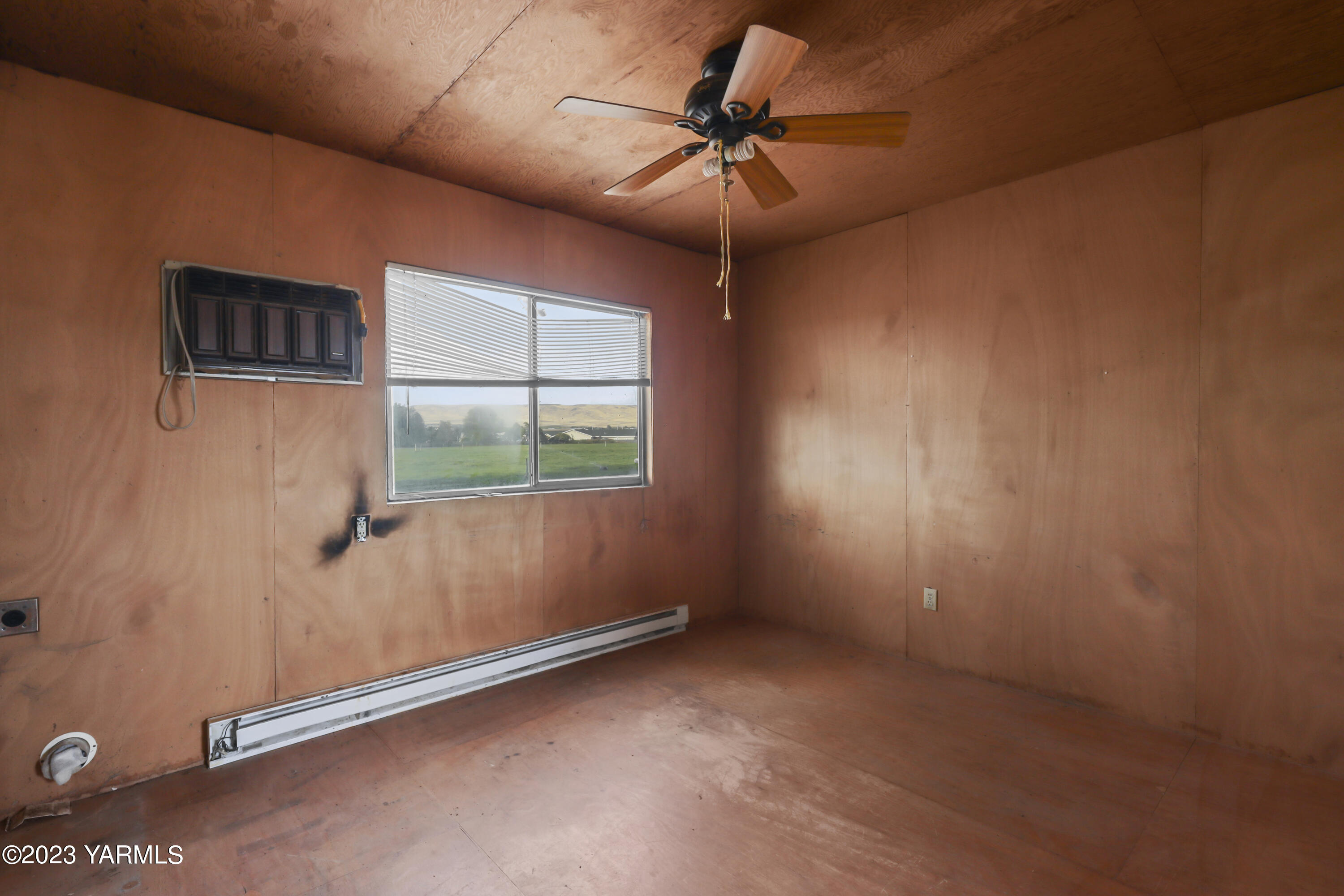 651 South Rivard Road Moxee, WA 98936 - Photo 9 of 18 an empty room with a window