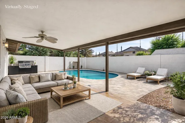 a view of a backyard