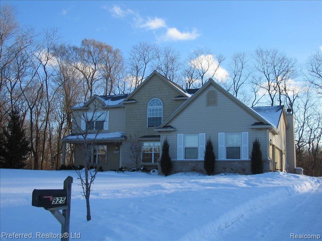 925 Ridgeview Circle Lake Orion, MI 48362 - Photo 1 of 24 925 RIDGEVIEW CIR
