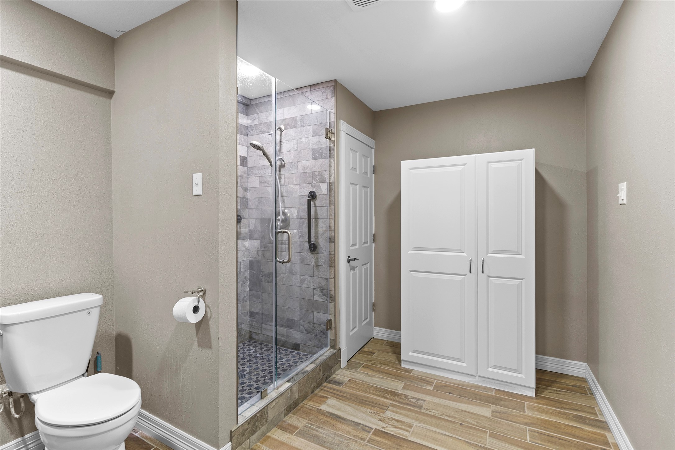 29315 Stockdick Road Katy, TX 77493 - Photo 38 of 50 a bathroom with a shower a toilet and sink