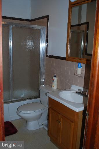 8710 Dangerfield Road Clinton, MD 20735 - Photo 12 of 30 Hallway Full Bathroom