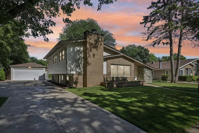 $455,000 | 195 7th Street, Wheeling, IL 60090