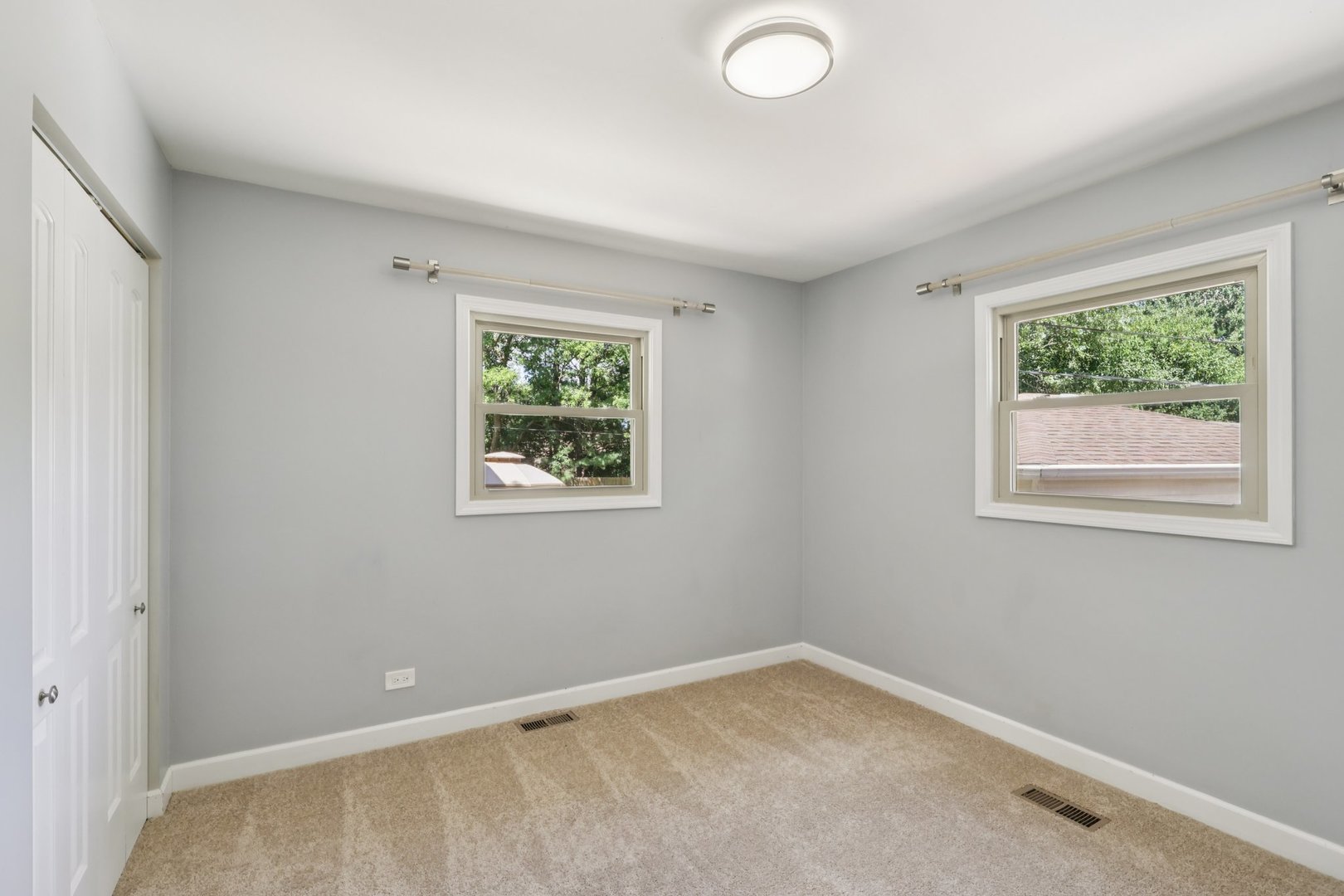 195 7th Street Wheeling, IL 60090 - Photo 16 of 34 an empty room with a window