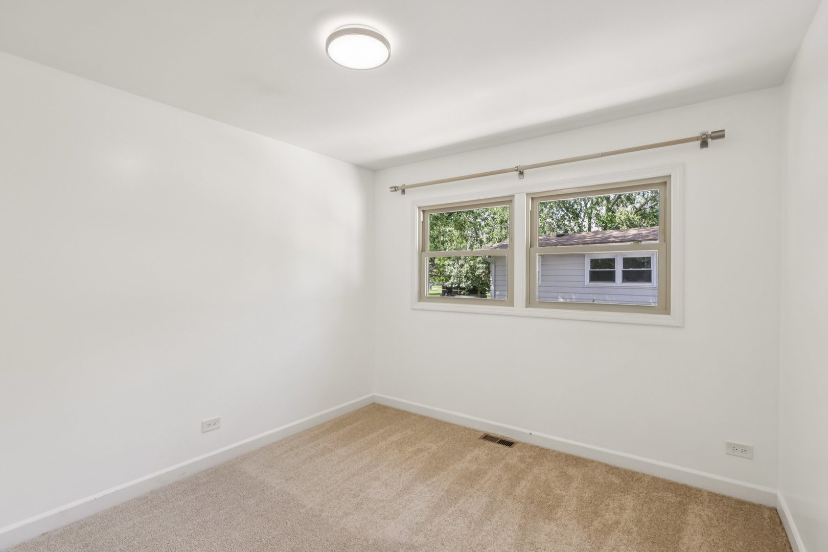 195 7th Street Wheeling, IL 60090 - Photo 18 of 34 an empty room with a window