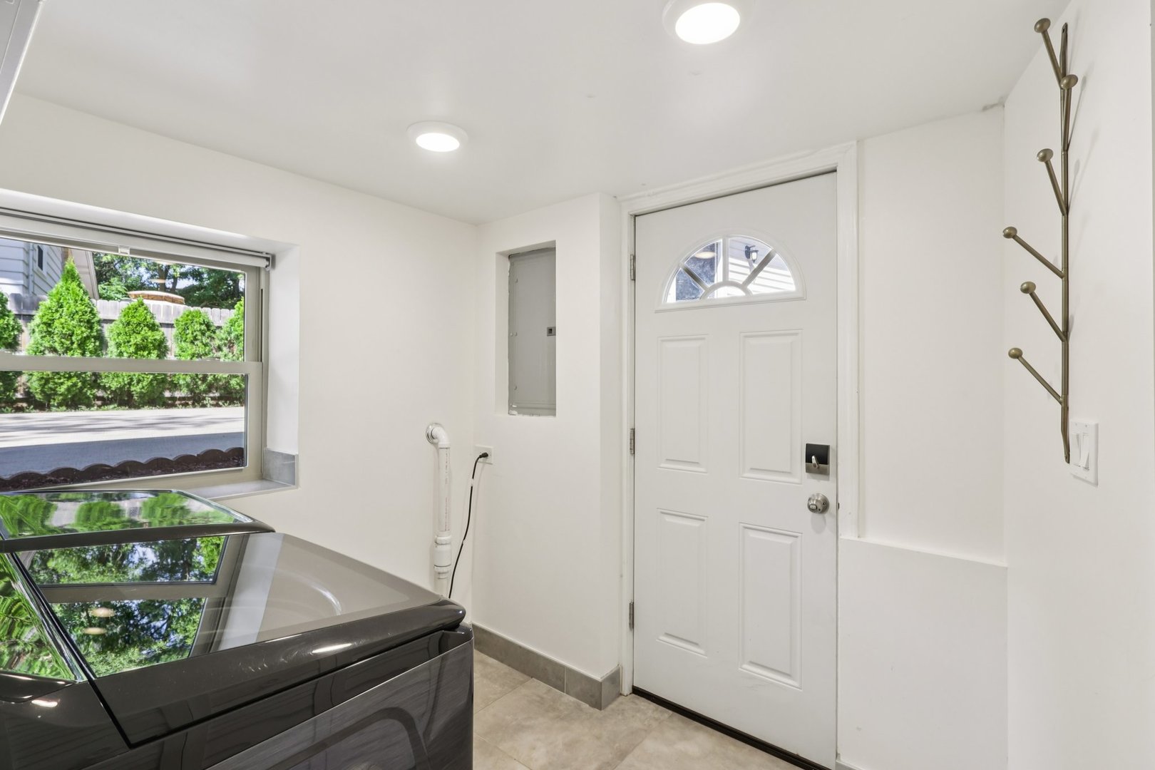 195 7th Street Wheeling, IL 60090 - Photo 29 of 34 a room with furniture and a window
