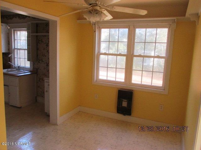 357 Shell Road Atlantic, NC 28511 - Photo 4 of 16 357 Shell Breakfast Area
