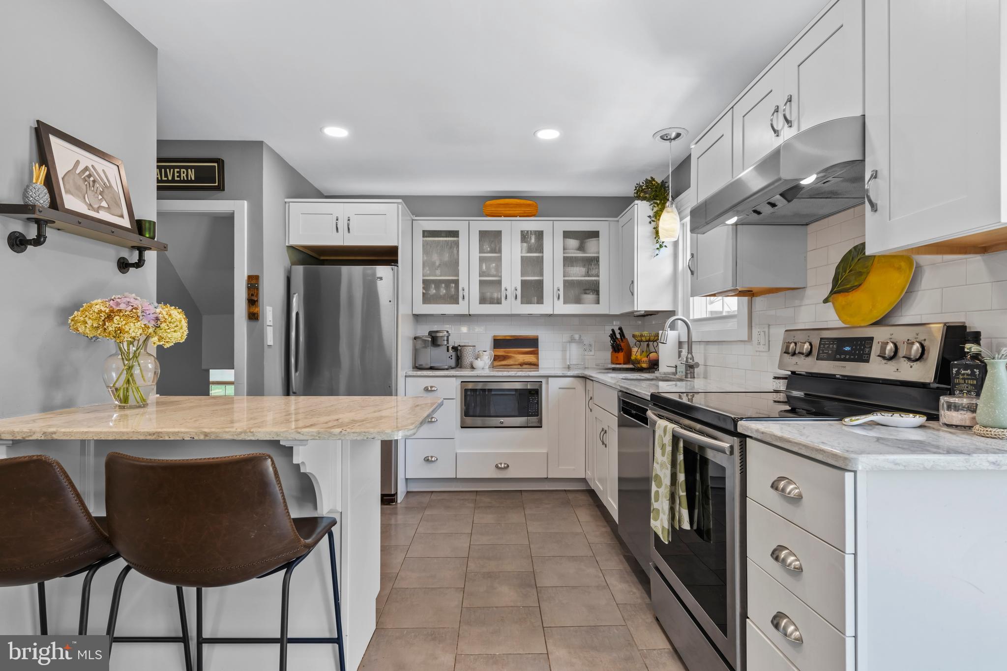 104 Spring Road Malvern, PA 19355 - Photo 9 of 34 Glass display cabinets