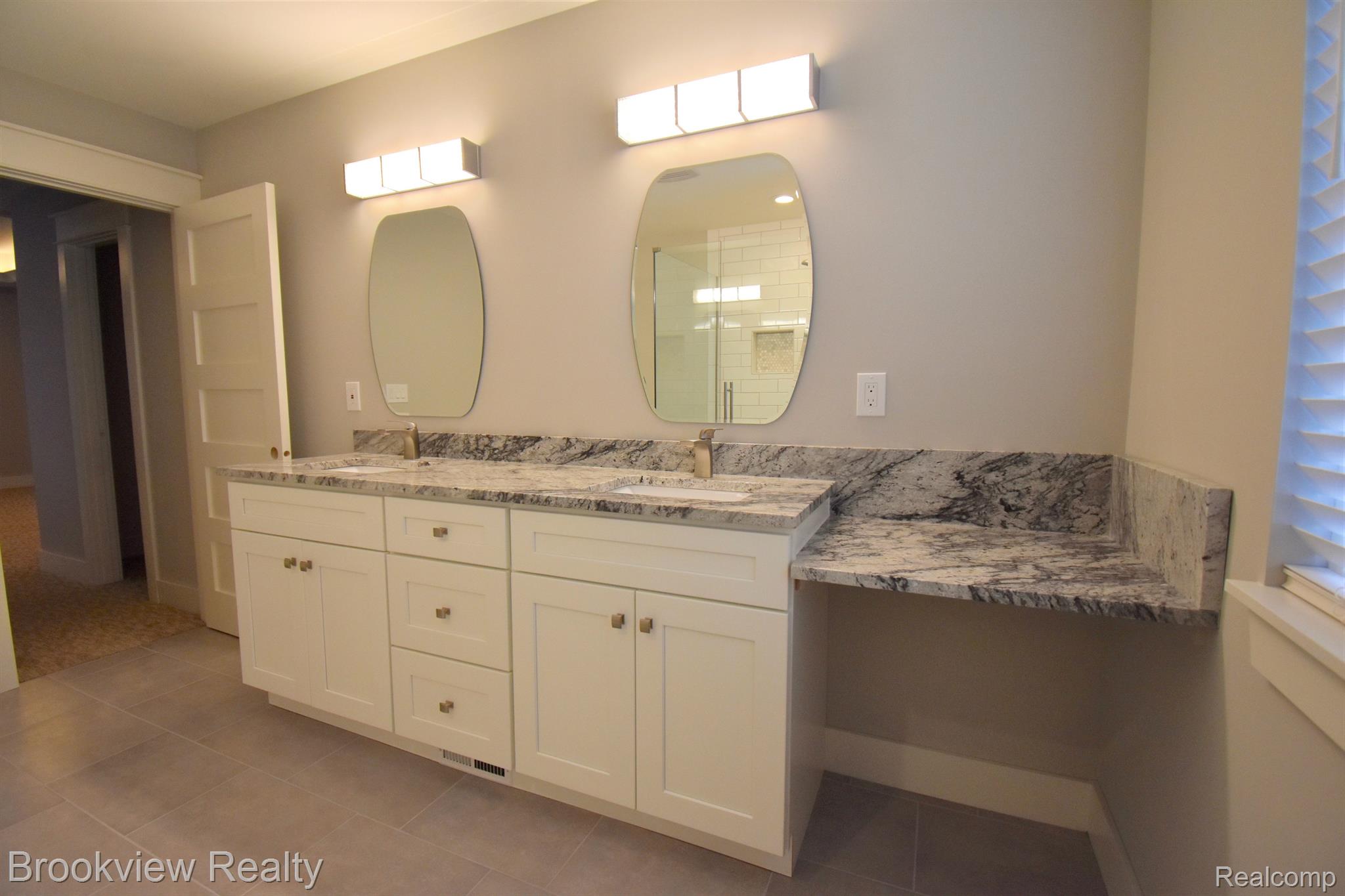 2893 Dearborn Avenue Rochester, MI 48309 - Photo 18 of 27 Vanity area