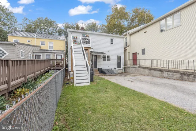 a picture of a bench in front of a wall