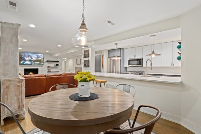 4065 North Sheridan Road, Unit 1G Chicago, IL 60613 - Photo 9 of 34 Gallery Image 9