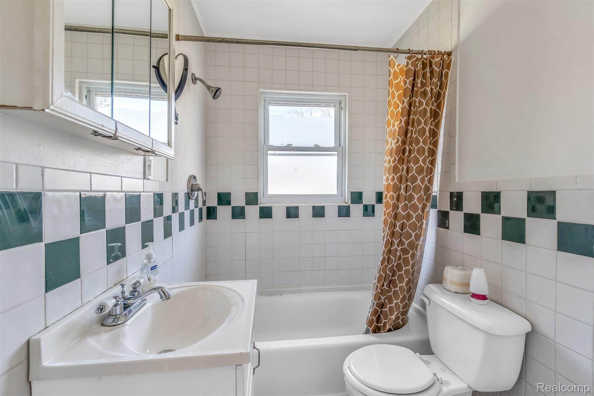 7220 East Birch Run Road Birch Run, MI 48415 - Photo 17 of 24 18-Bath.jpg