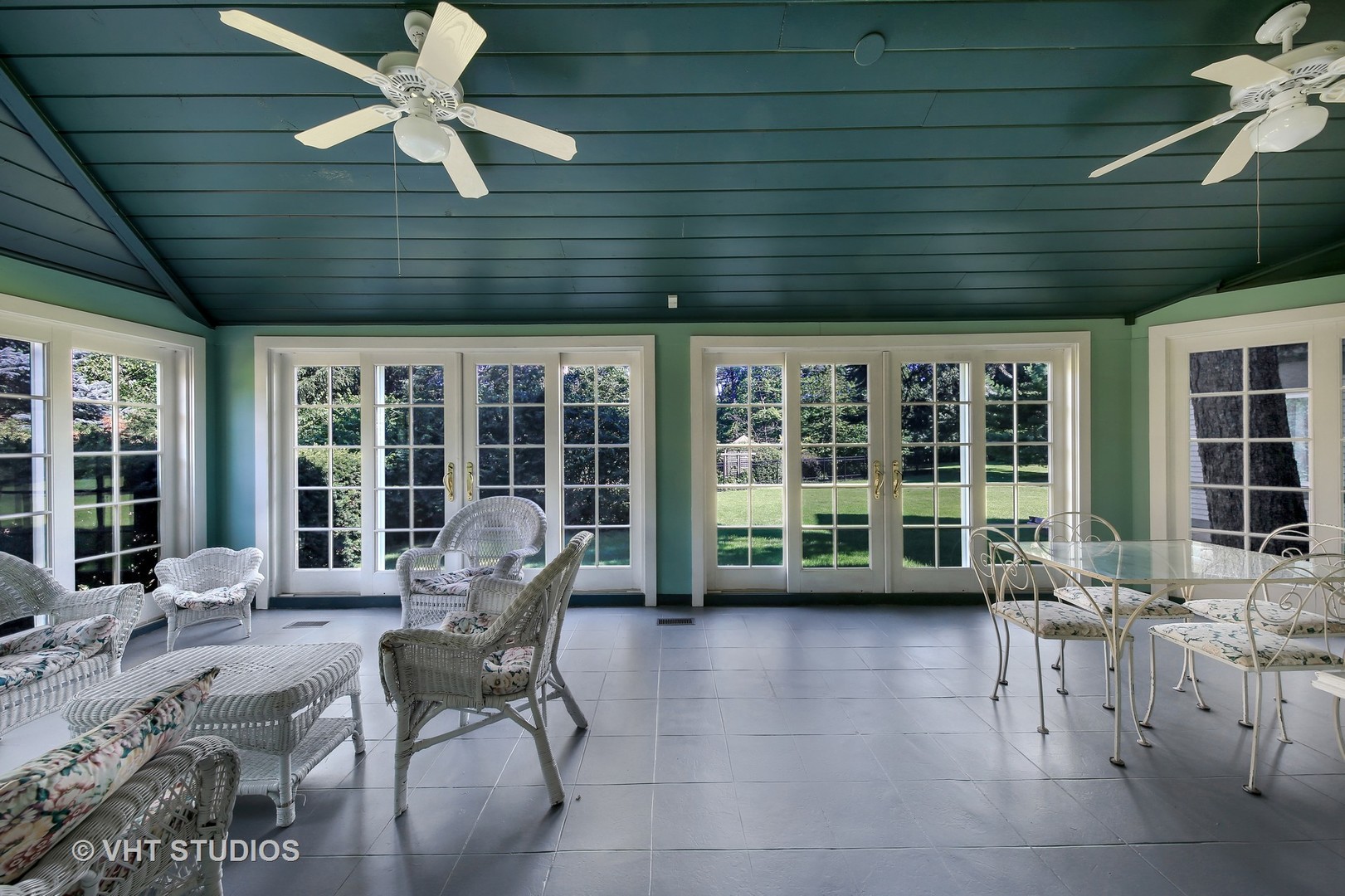 5324 Turvey Court Downers Grove, IL 60515 - Photo 6 of 27 a balcony with furniture